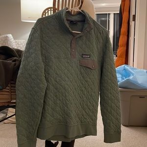 Green Patagonia quilted pullover